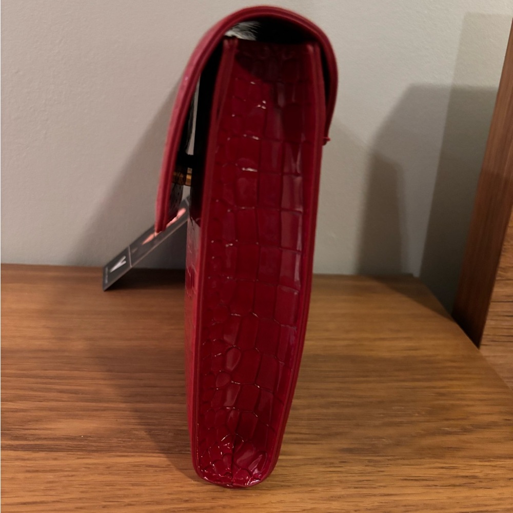 Vanessa Williams vibrant red faux crocodile embossed clutch purse NWT - Picture 3 of 12